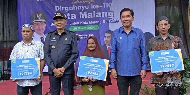 Penjabat (Pj.) Wali Kota Malang Dr. Ir. Wahyu Hidayat, MM secara simbolis menyerahkan bantuan pemasangan bagi warga,(istimewah)