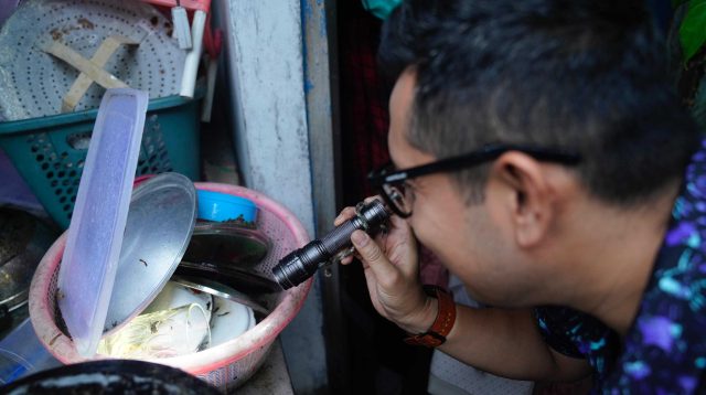 Pj Wali Kota Mojokerto mengecek wadah yang berpotensi menjadi tempat jentik nyamuk,(istimewah)