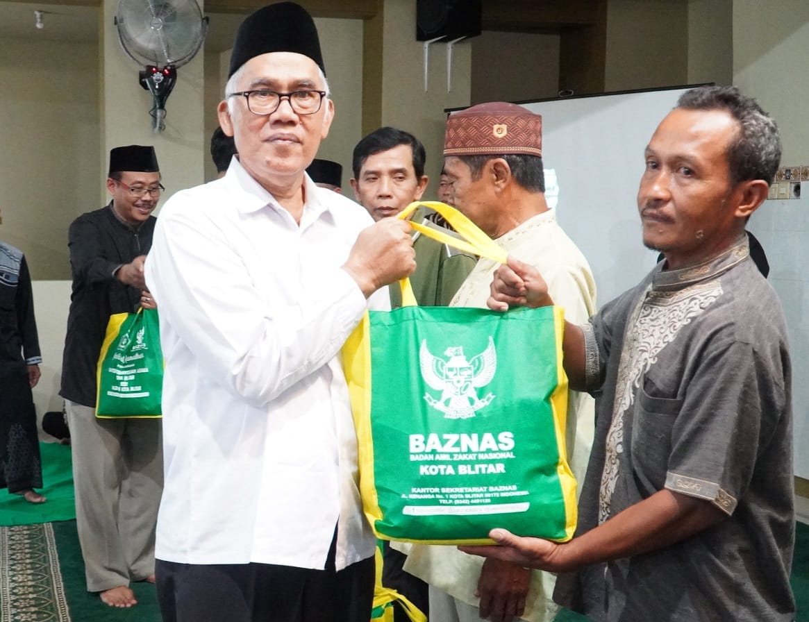Ketua Baznas Kota Blitar,saat membagikan zakat kepada masyarakat