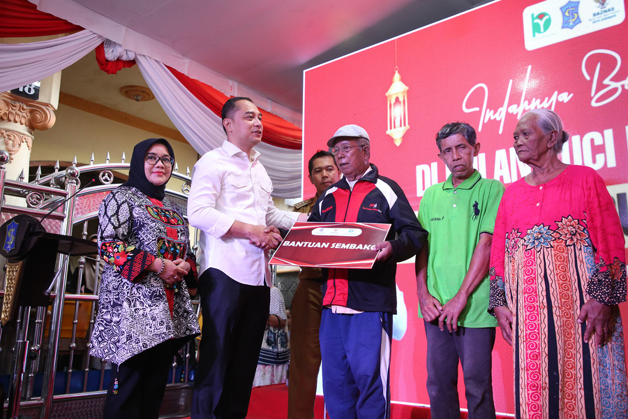Walikota Eri Cahyadi saat membagikan Sembako kepada masyarakat