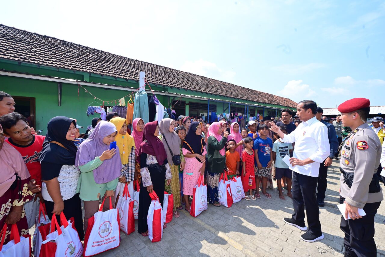 Presiden Joko Widodo mengunjungi posko pengungsian warga terdampak banjir di SMK Ganesa Demak