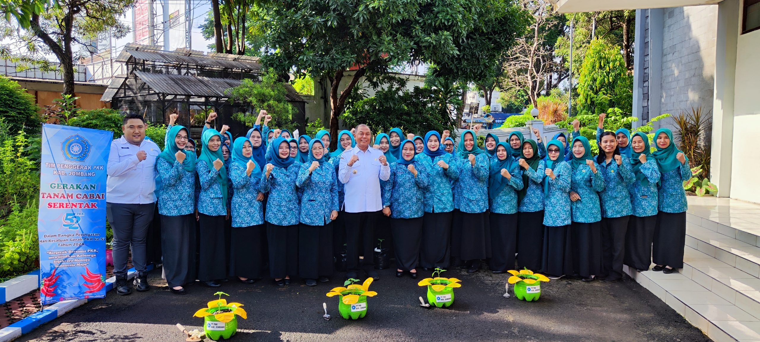 Pj Bupati Sugiat tanam Lombok bersama PKK