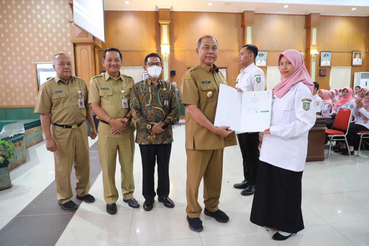 Pj Bupati Jombang sugiat saat penyerahan SK Pengangkatan CPNS dan PPPK lingkup Pemerintah Kabupaten Jombang kepada peserta yang lulus seleksi
