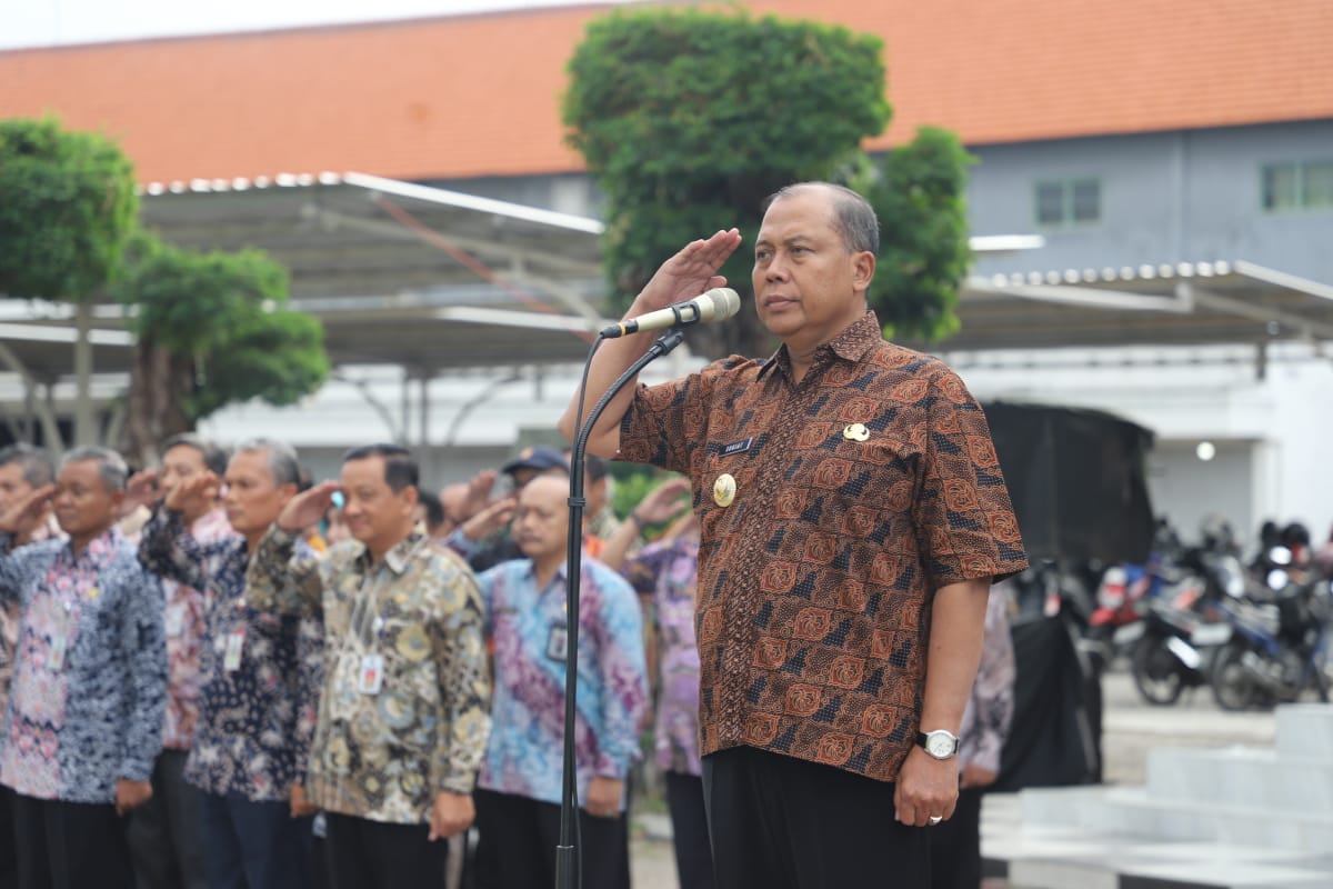 Pj Bupati Jombang sugiat saat pimpin apel kerja