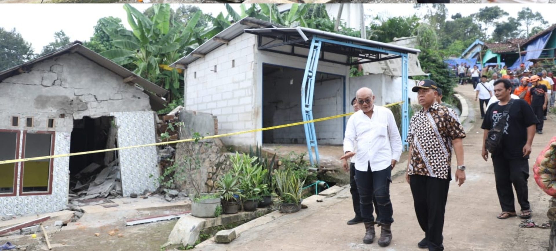 Pj Bupati Sugiat memantau kondisi bnagunan terdampak bencana tanah gerak