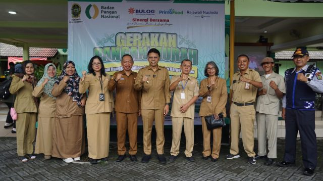 Singgih bersama jajaran dinas terkait di Pemkot Yogyakarta dan Kemantren Umbulharjo berfoto bersama usai memantau kegiatan gerakan pangan murah.(Istimewa)