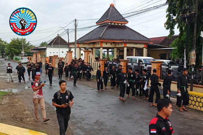 Tampak seluruh anggota SJN, LSM CBN, serta anggota Persaudaraan Setia Hati Terate (PSHT) turun ke tepi jalan, untuk membagikan 300 bingkisan kepada pengendara yang melintas. 
